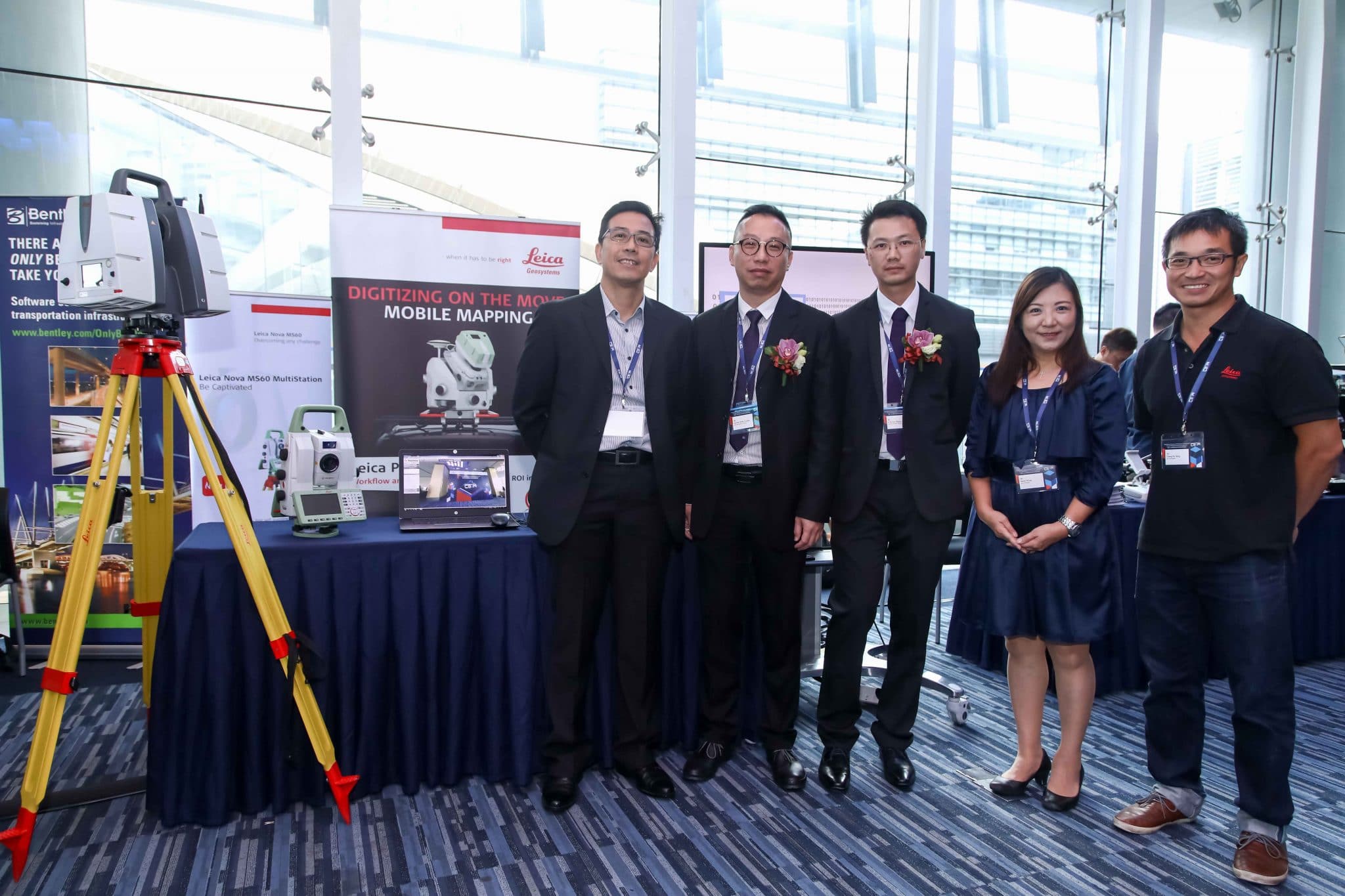 HKICBIM Committee Members Frankie (second from left), Sr. Li Ho Fai Clayton (centre), Ms. Annie Wong (second from right) and colleagues from Leica Geosystems.